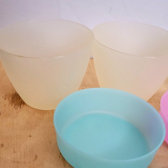 Vintage Tupperware Small Bowls Set of 5 Containers 3 Lids 1286 and 148 - Picture 2 of 12